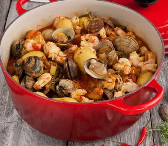 Le Creuset Enameled Cast Iron Round Casserole Dish 1
